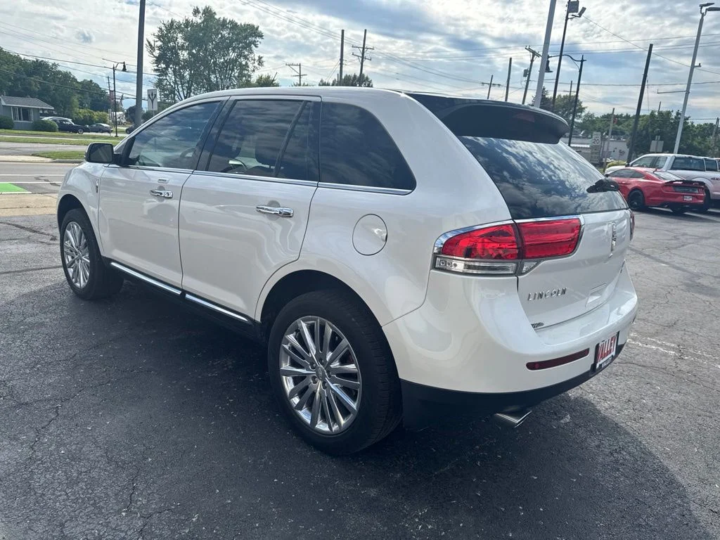 Used 2015 White Lincoln Base image 5