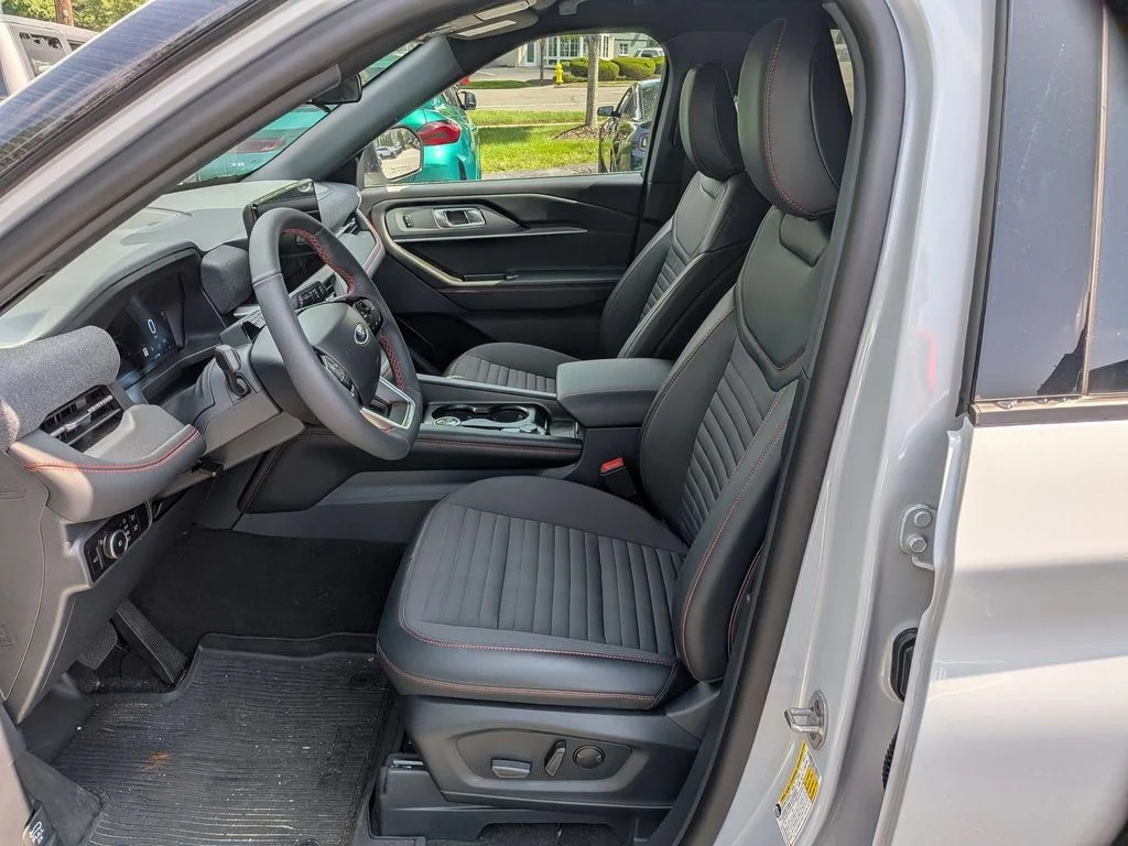 New 2026 Space White Metallic Ford ST-Line image 9