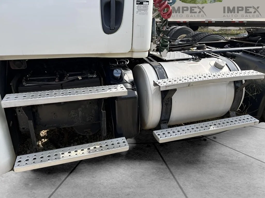 Used 2015  Freightliner Day-Cab image 11