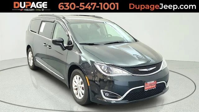 2017 Chrysler Pacifica Touring-L's photo