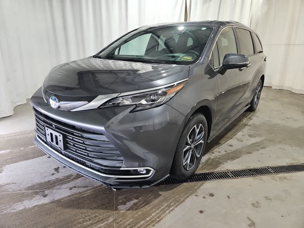 2025 Toyota Sienna Platinum 7-Passenger Hybrid AWD's photo