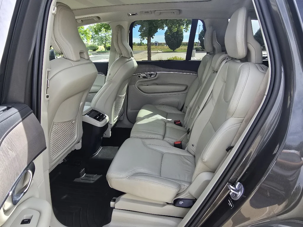 Used 2022 Pine Grey Metallic Volvo Inscription image 15