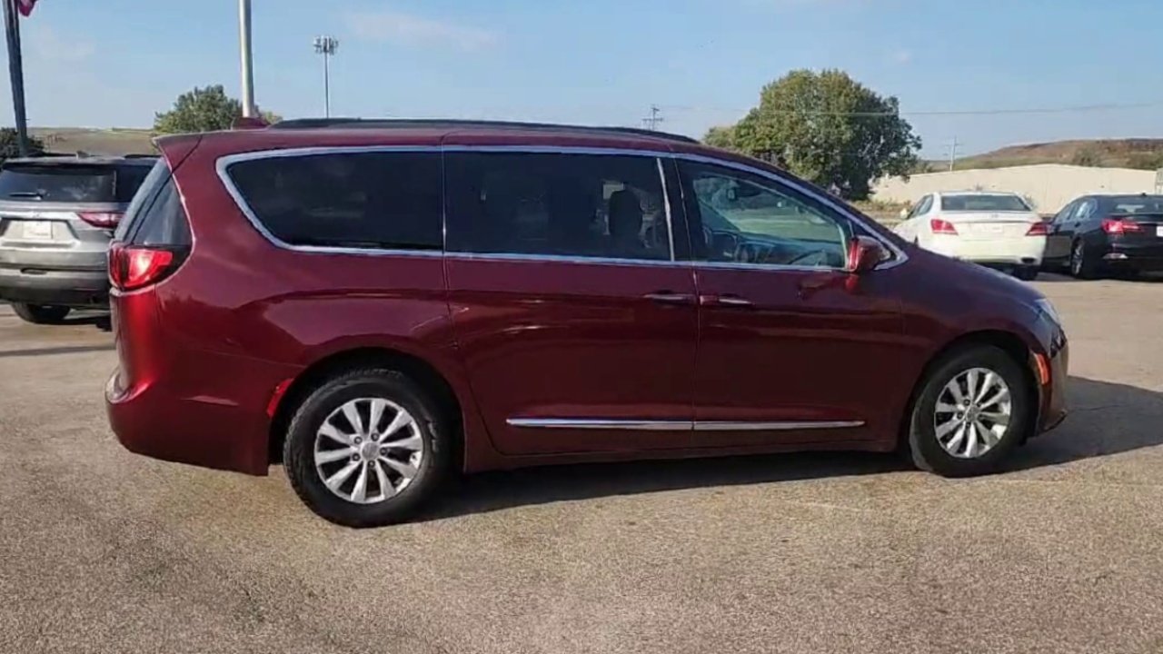 2017 Chrysler Pacifica Touring L photo 3