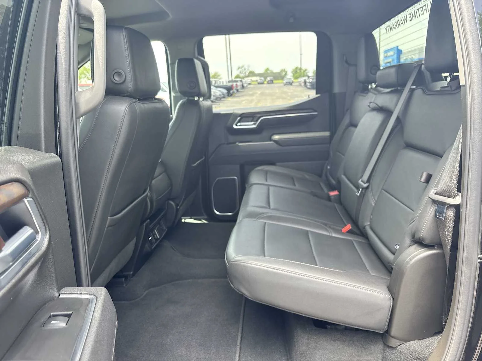 Used 2025 Onyx Black GMC SLT image 25