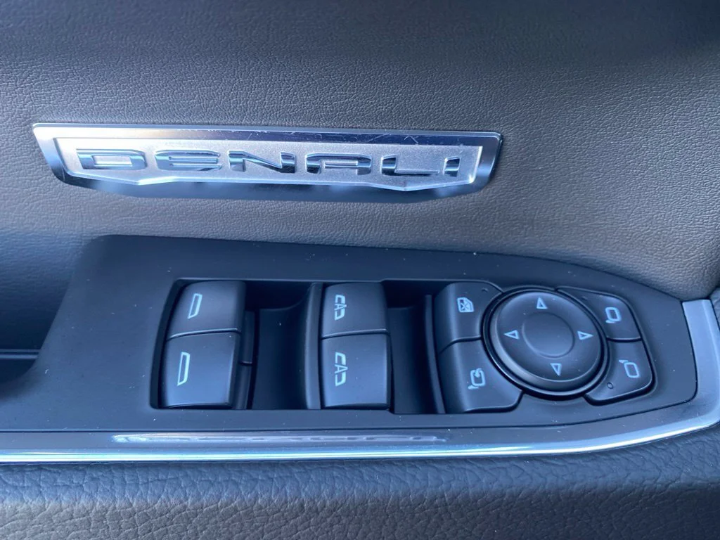 Used 2026 Onyx Black GMC Denali image 10