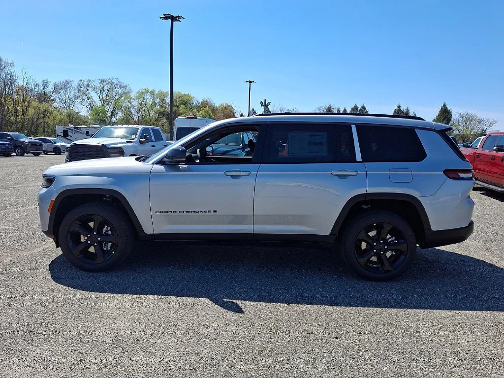 New 2026 Silver Zynith Exterior Paint Jeep Limited image 5