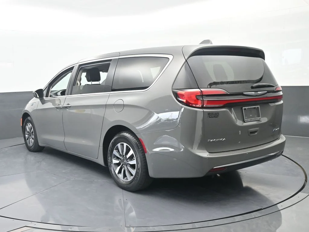 Used 2022 Ceramic Gray Clearcoat Chrysler Touring L image 4