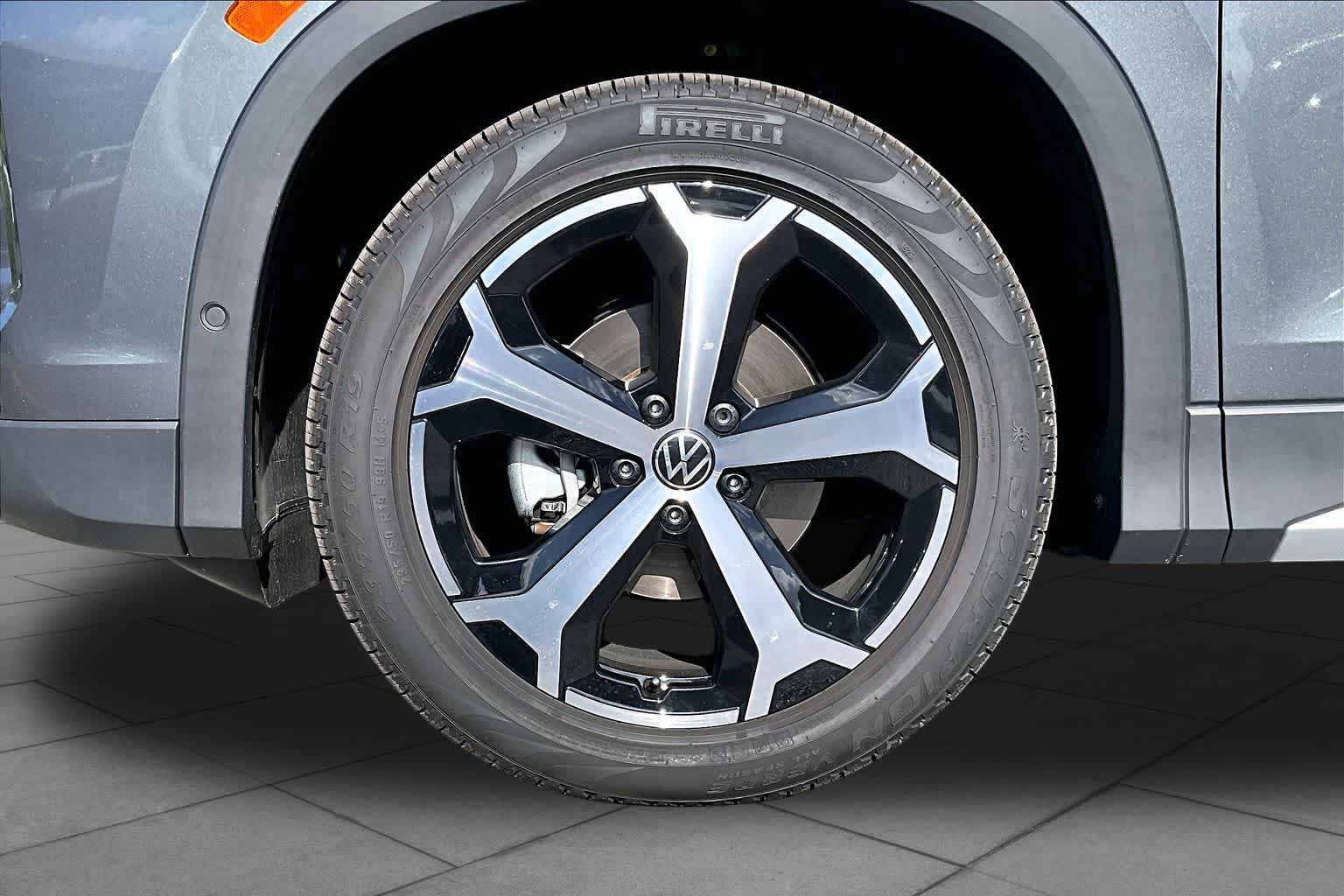 New 2026 Platinum Gray Metallic Volkswagen 2.0T SE image 11