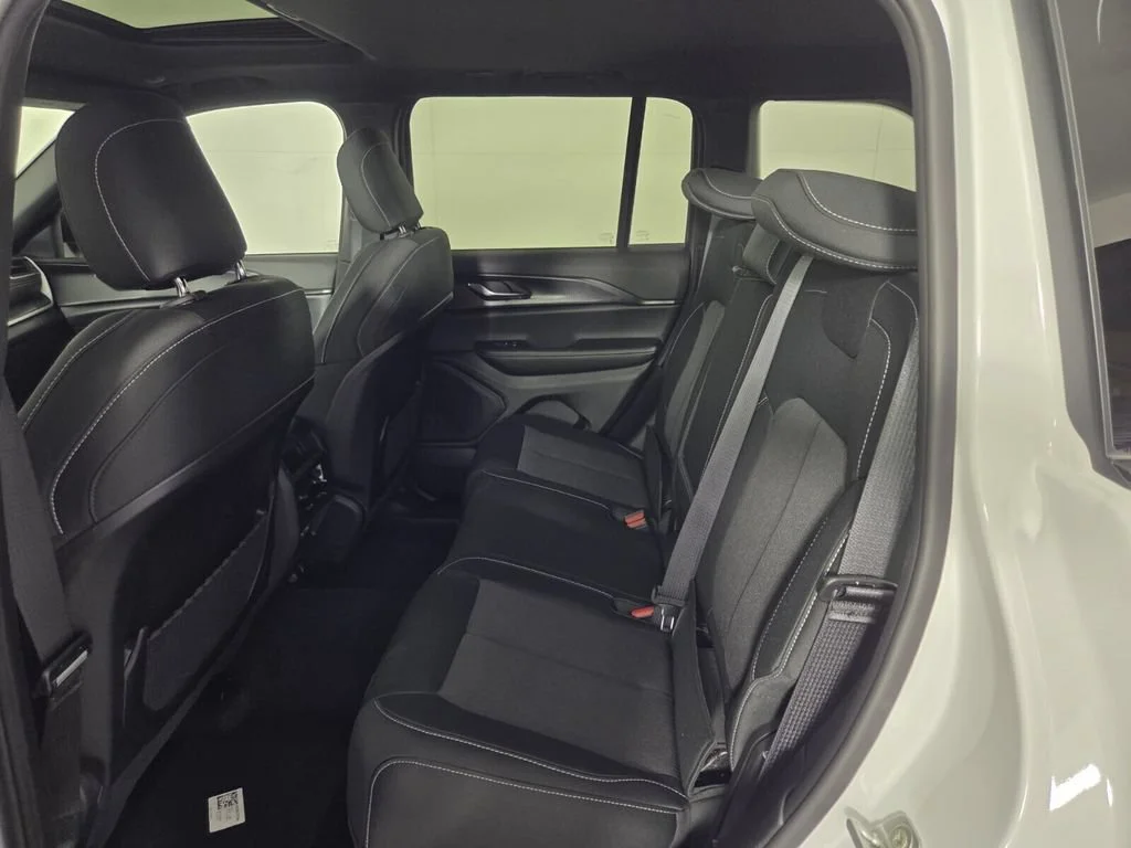 New 2026 Bright White Clear-Coat Exterior Paint Jeep Laredo X image 25