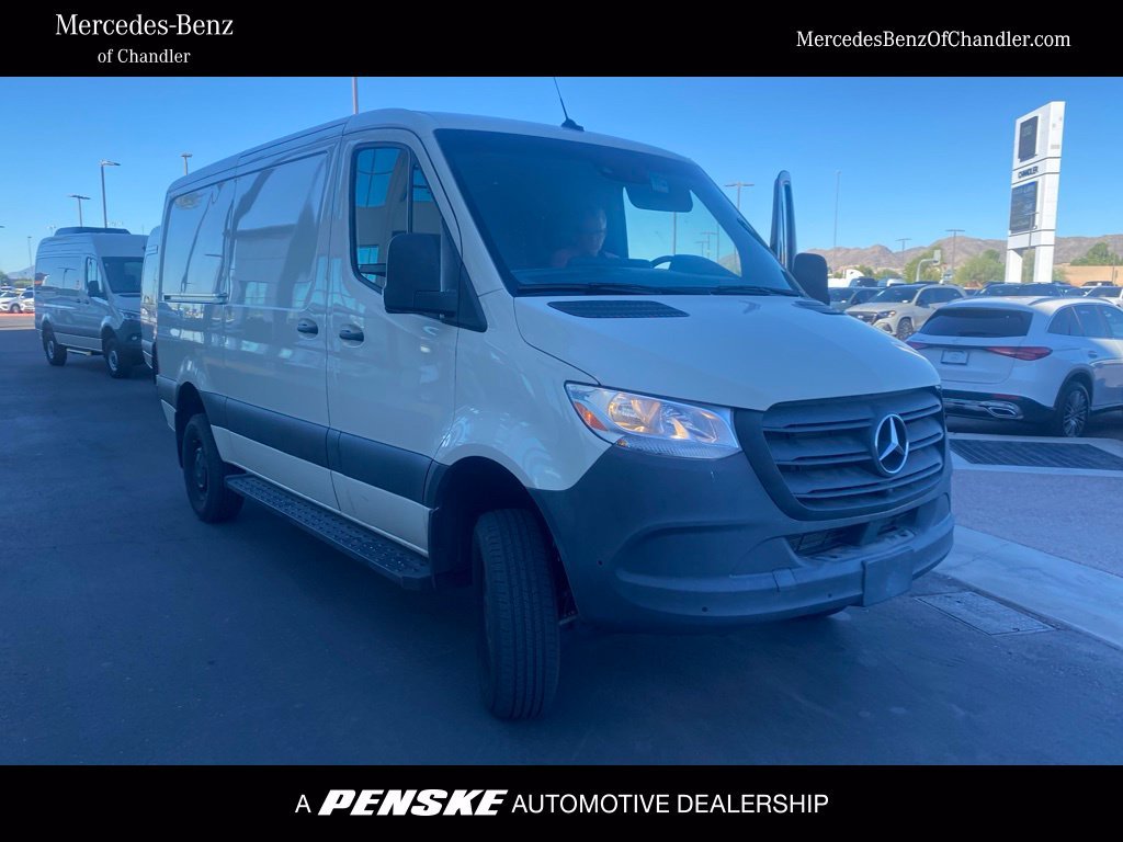 Used 2024  Mercedes-Benz Cargo 144 WB image 1