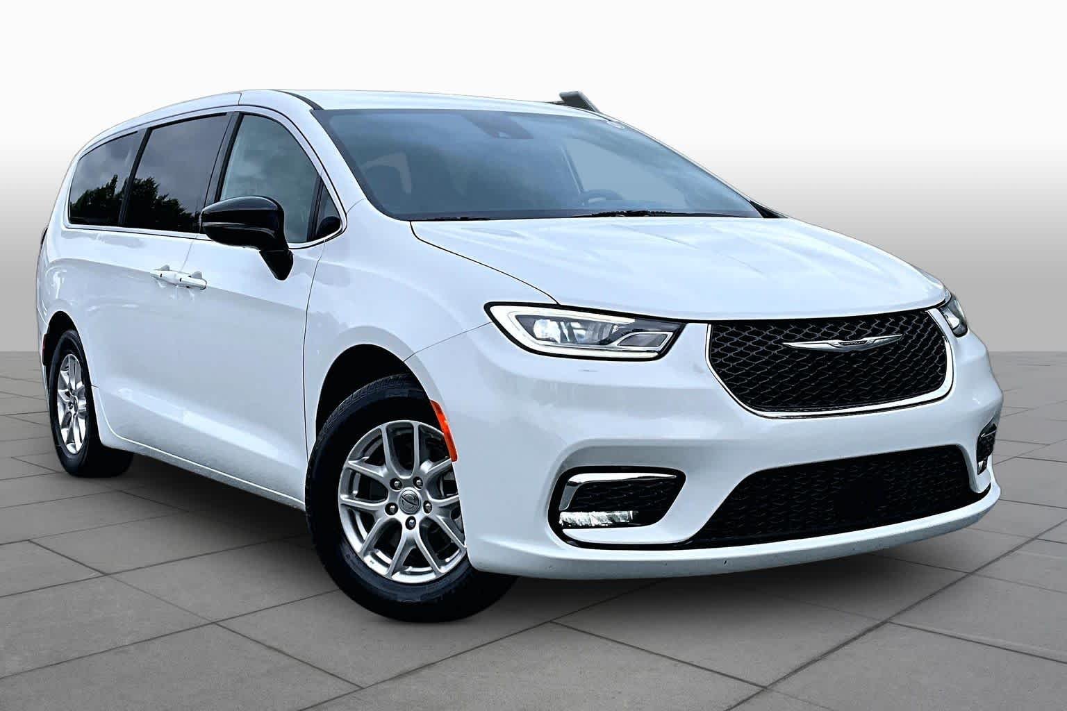 Used 2025 Bright White Clearcoat Chrysler Select image 3