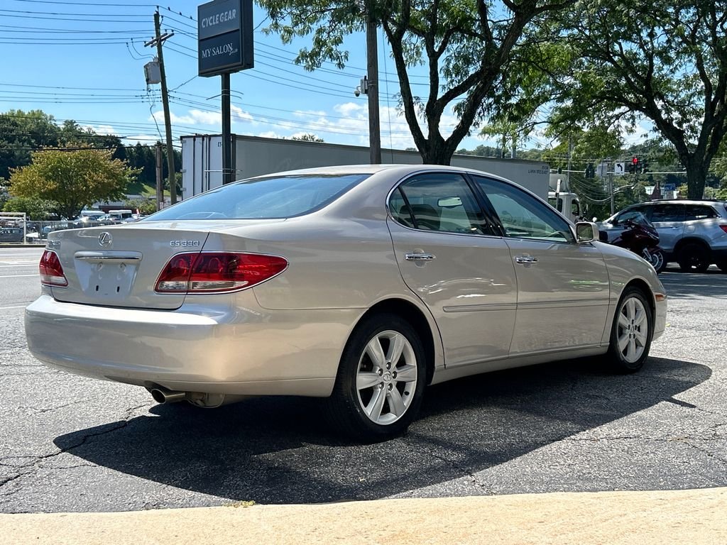 Used 2005  Lexus 330 image 2