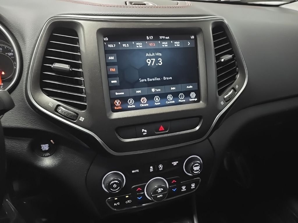 Used 2019 White Jeep Trailhawk image 27