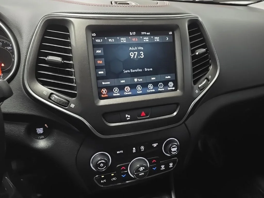 Used 2019 White Jeep Trailhawk image 27
