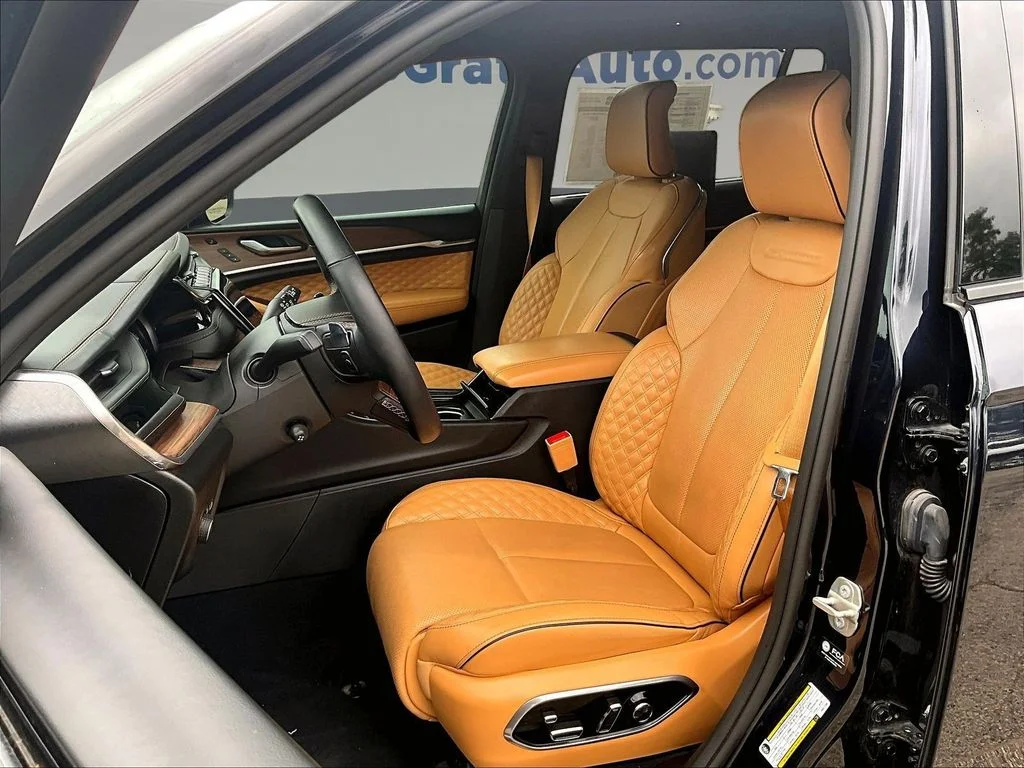 Used 2023 Black Jeep Summit image 25