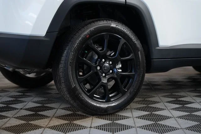 New 2026 Bright White Clear-Coat Exterior Paint Jeep Latitude image 41