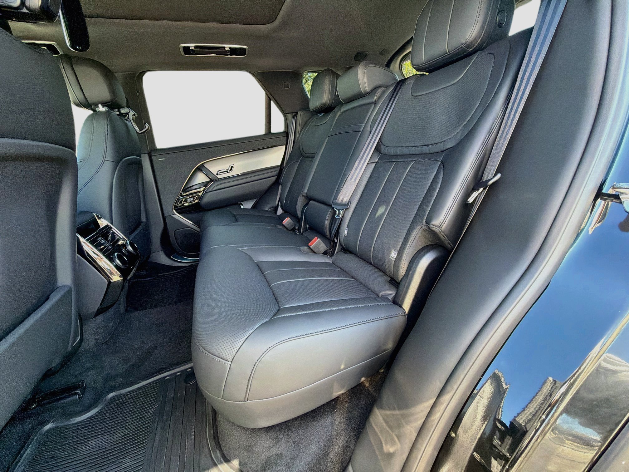 New 2027 Santorini Black LAND ROVER SE P360 image 21