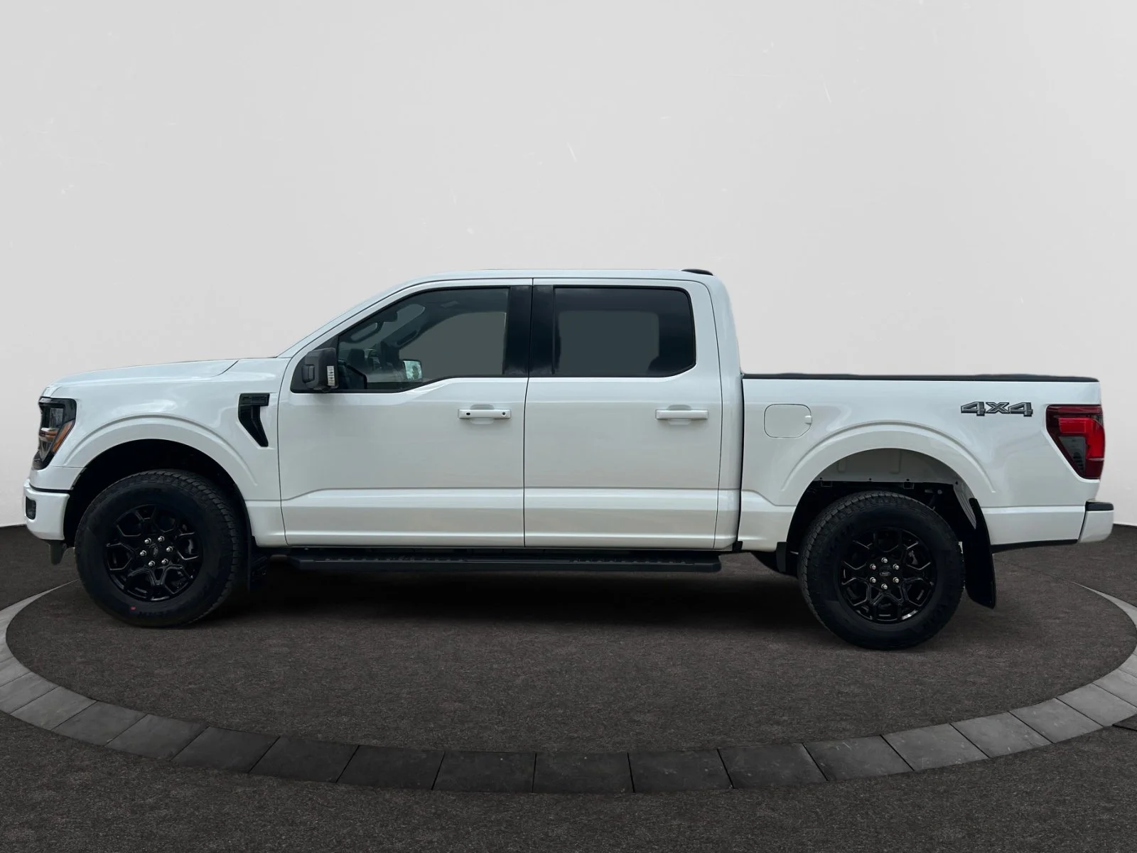 New 2026 Oxford White Ford XLT image 2