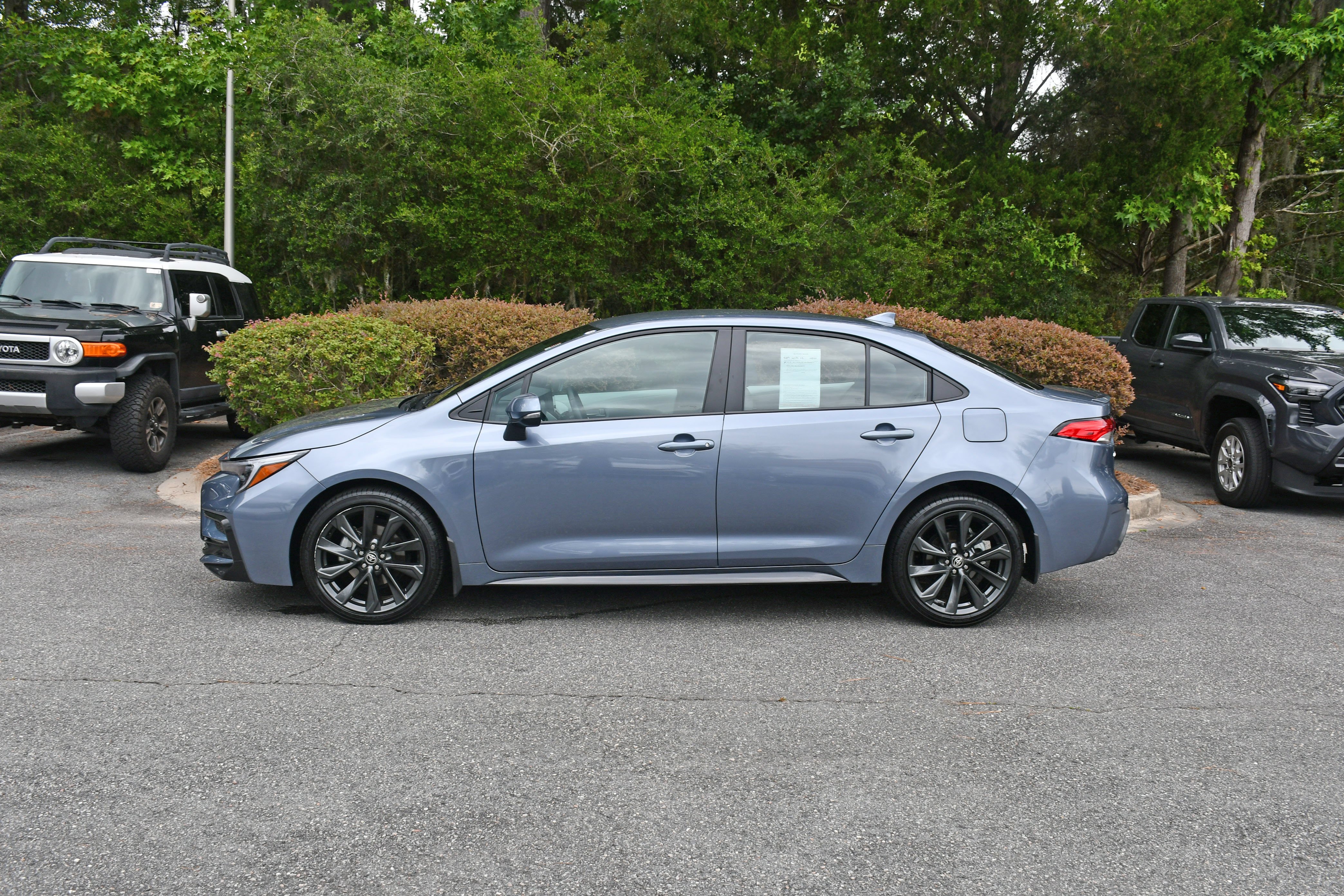 Used 2025  Toyota SE image 1