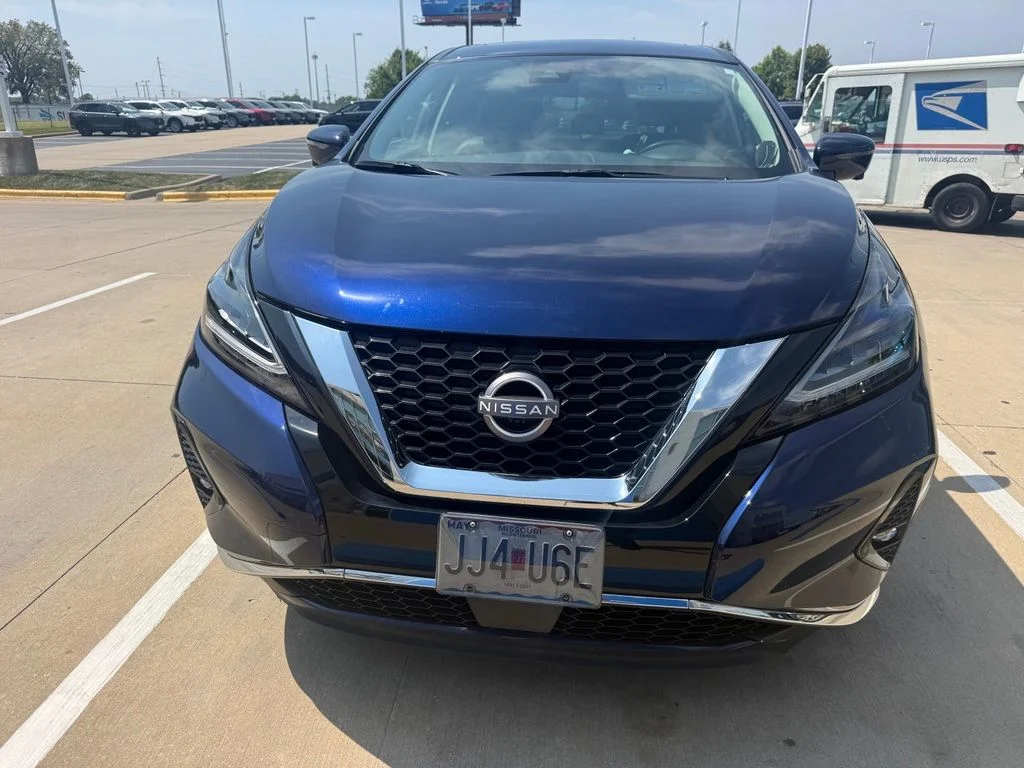 Used 2023 Blue Nissan SL image 3