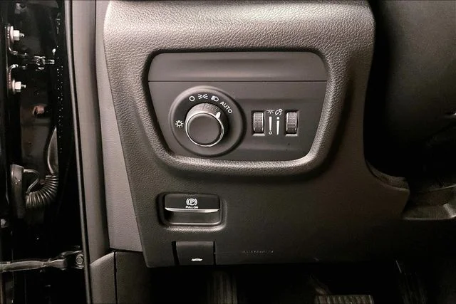 Used 2023 Diamond Black Crystal Pearlcoat Jeep Altitude X image 35