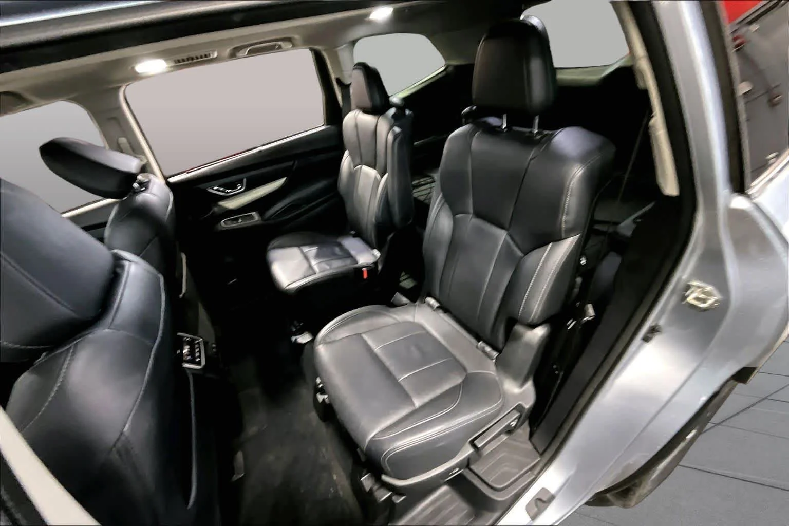 Used 2019 Ice Silver Metallic Subaru Limited image 18