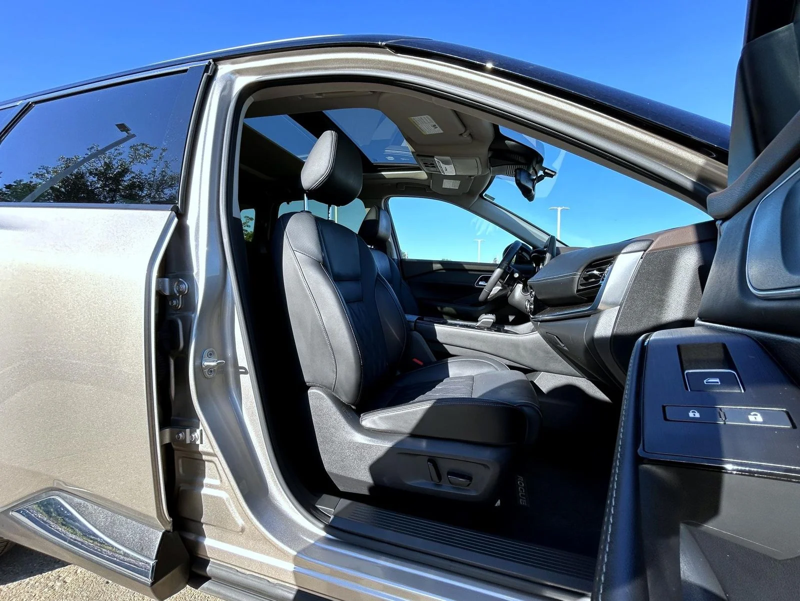 Certified Used 2023 Gold Nissan Platinum image 15