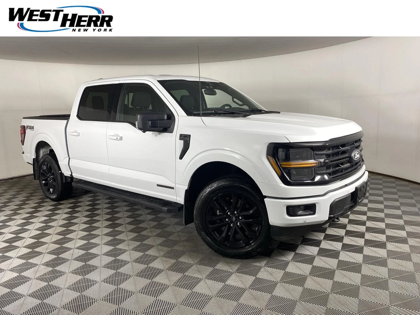 Used 2025 Oxford White Ford XLT image 1
