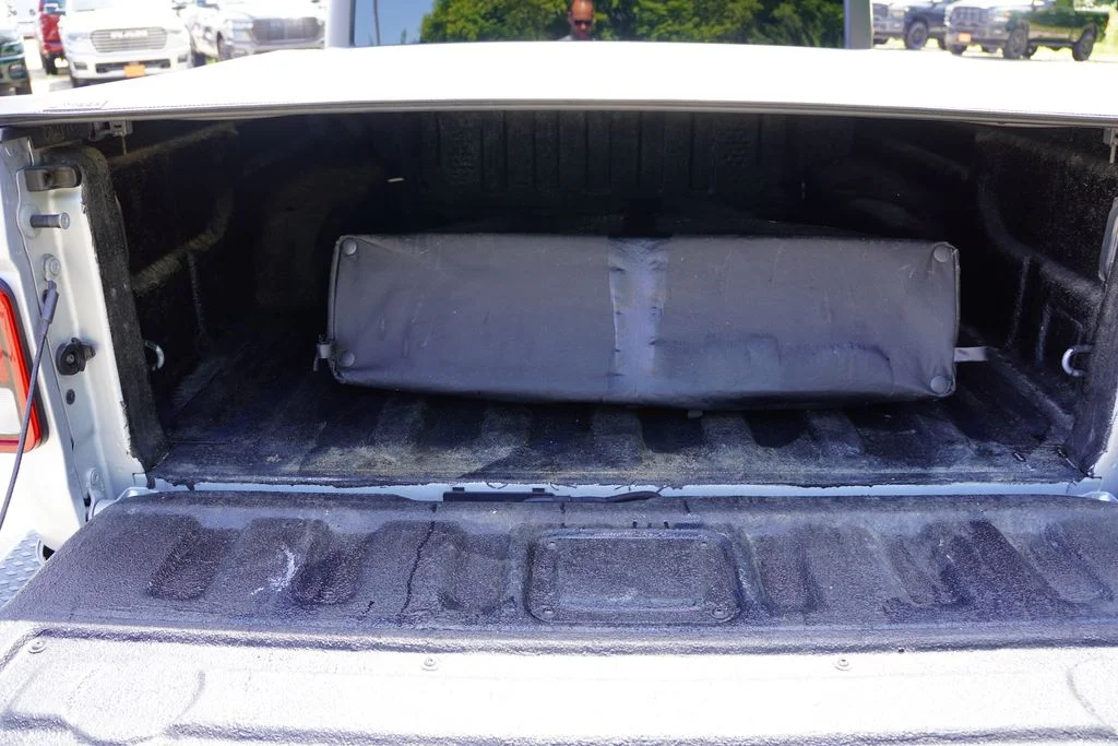 Used 2022 Silver Zynith Clearcoat Jeep Overland image 21