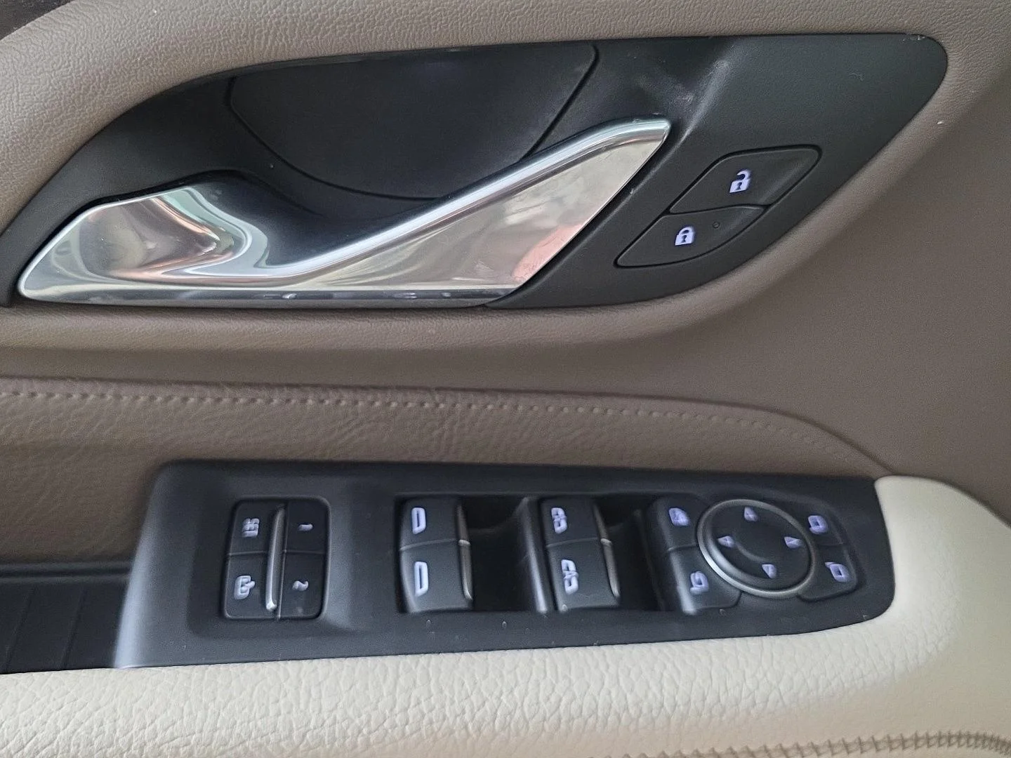 Used 2024 White Frost Tricoat GMC Denali image 28