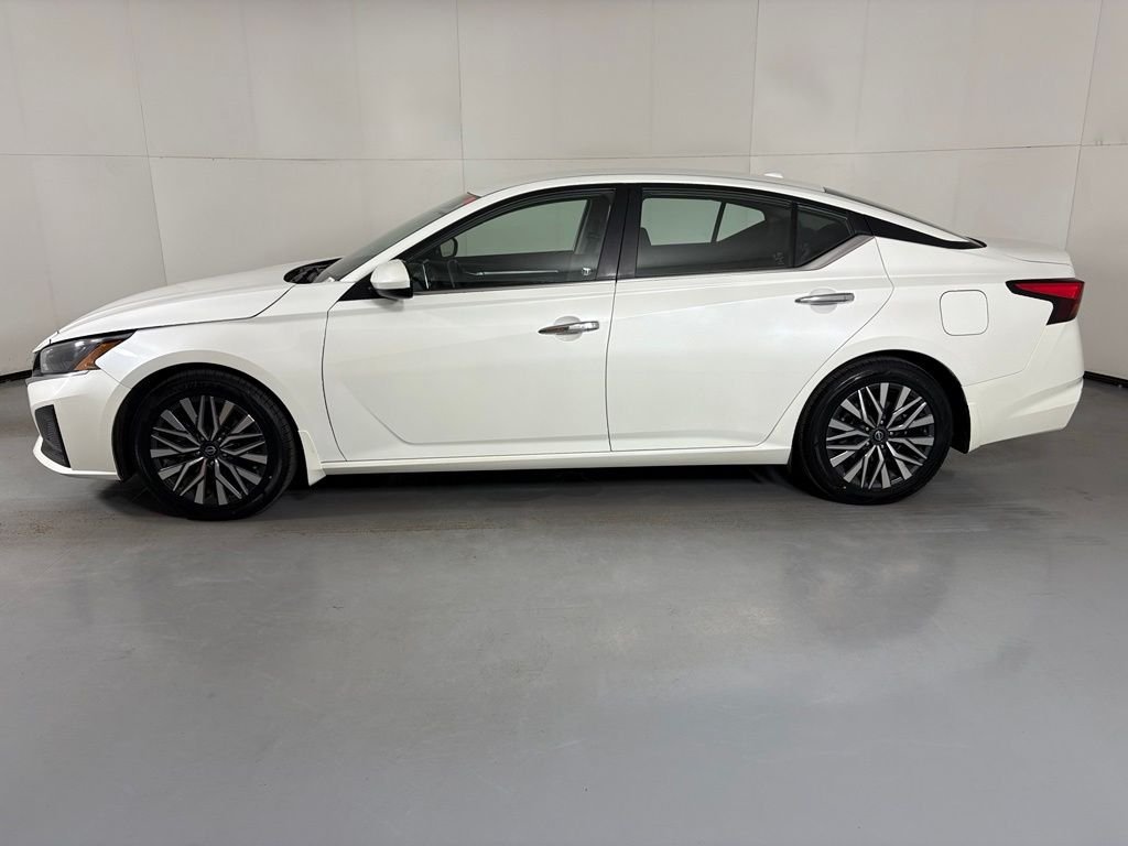 Used 2023 White Nissan 2.5 SV image 5