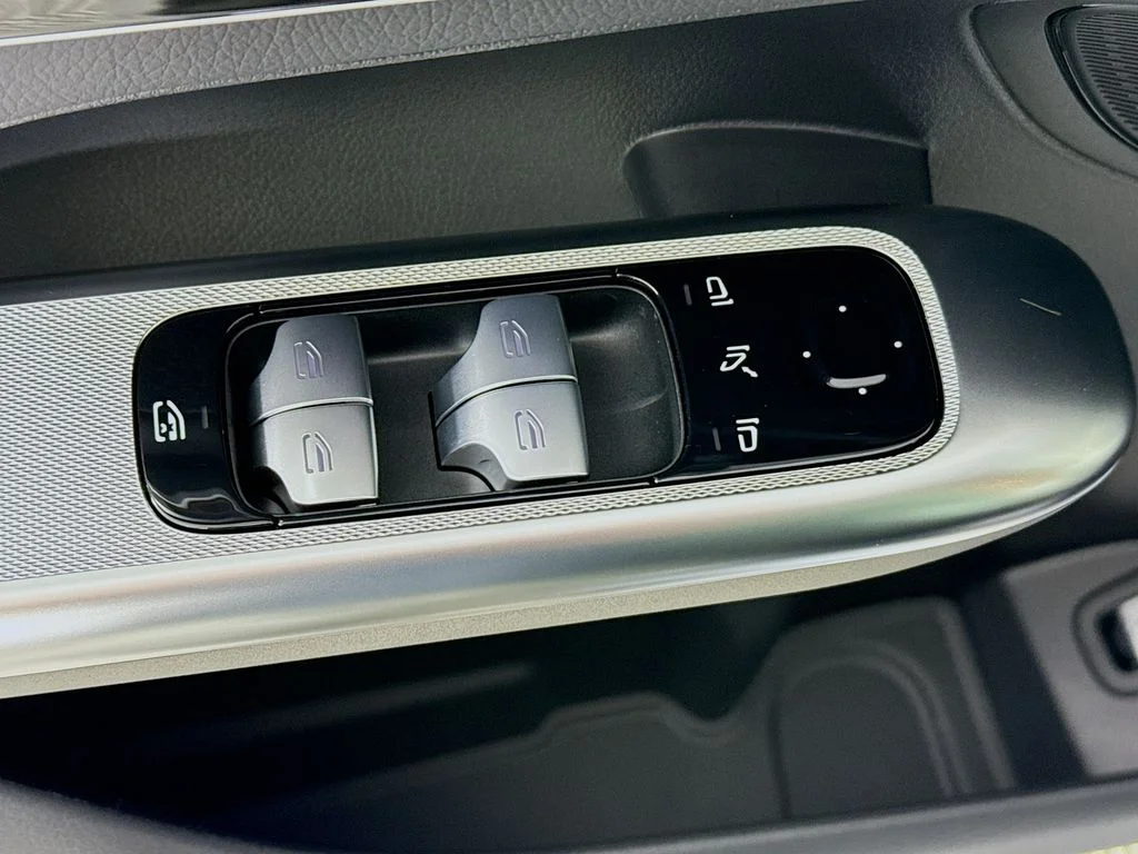 Certified Used 2026  Mercedes-Benz GLC 300 image 18
