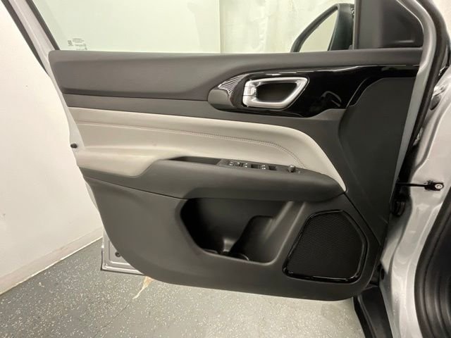 New 2026 Silver Zynith Metallic Clear-Coat Exterior Paint Jeep Limited image 9