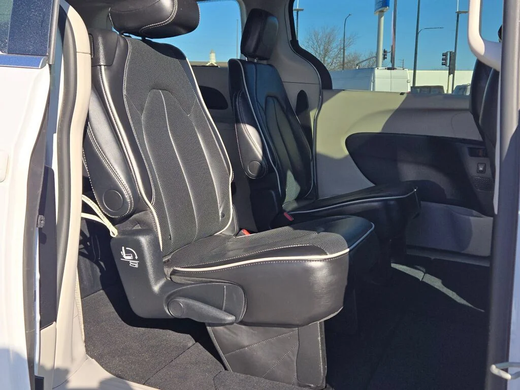 Used 2024 White Chrysler Limited image 9