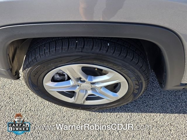 Used 2024  Jeep Latitude image 19