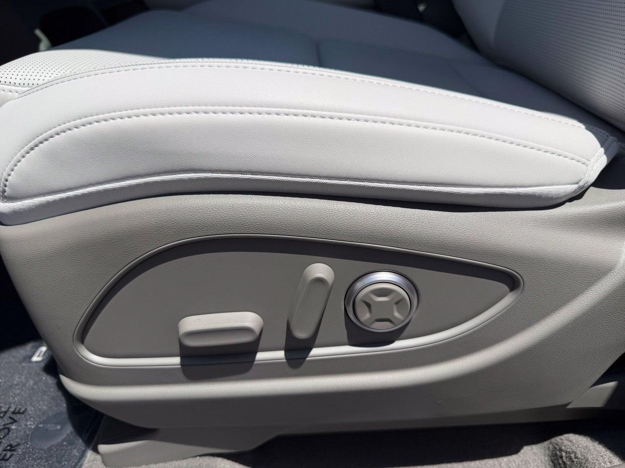 New 2026 White Hyundai SEL Premium image 32