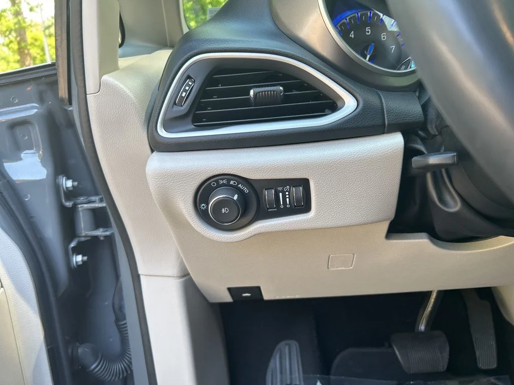 Used 2022 White Chrysler Touring L image 23