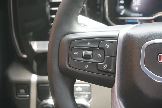 Used 2024  GMC Elevation image 25