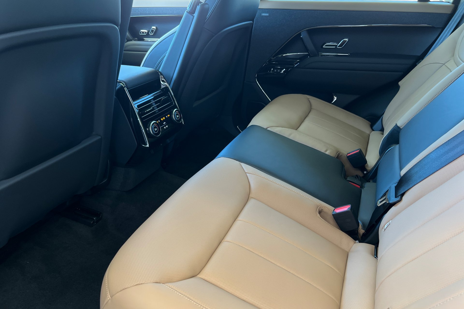New 2026 Varesine Blue Land Rover Dynamic SE image 4