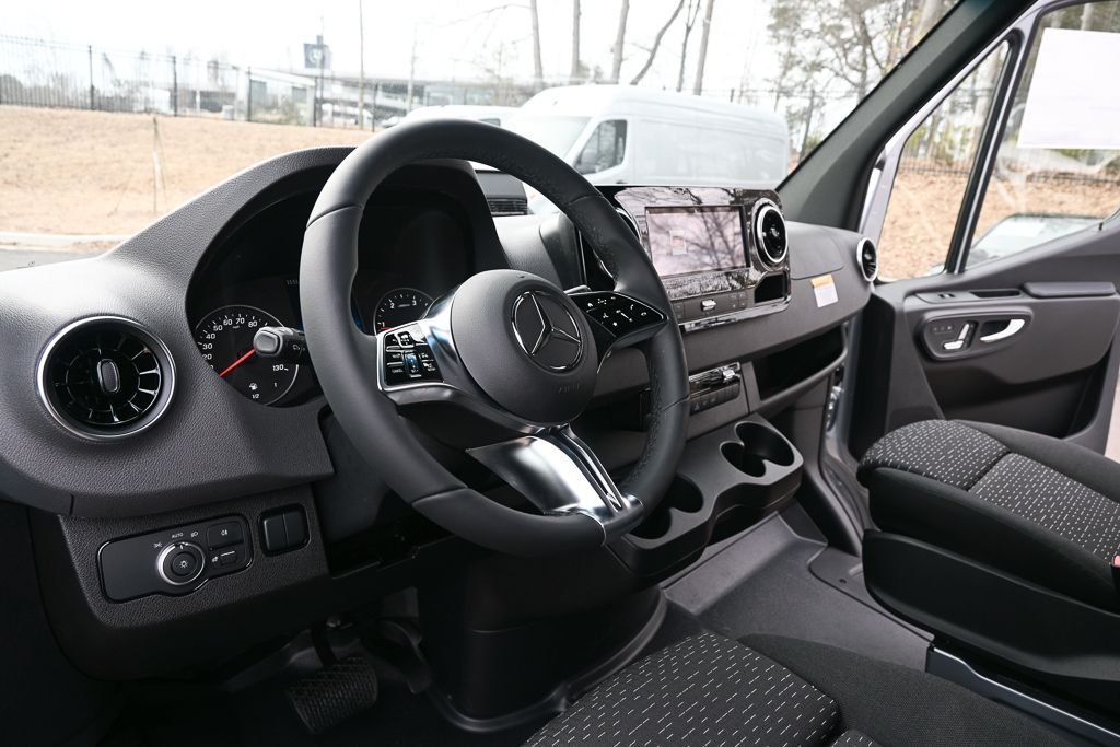 Used 2026 High-tech silver metallic Mercedes-Benz Cargo 170 WB image 8