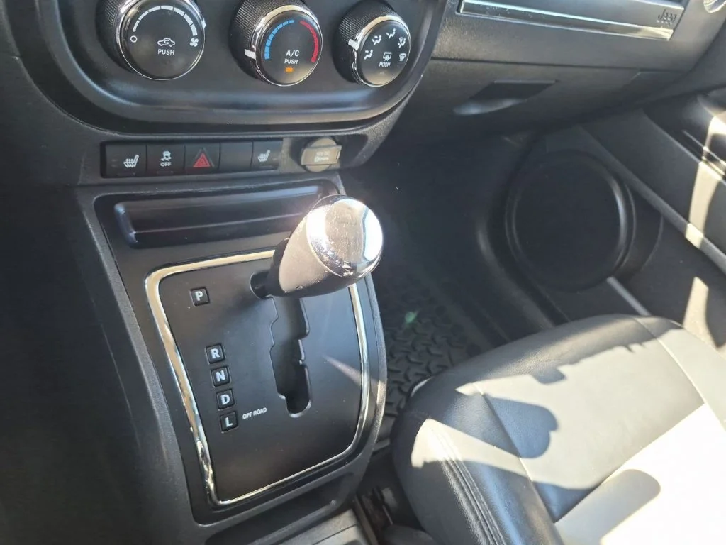 Used 2012 True Blue Pearlcoat Jeep Latitude image 18