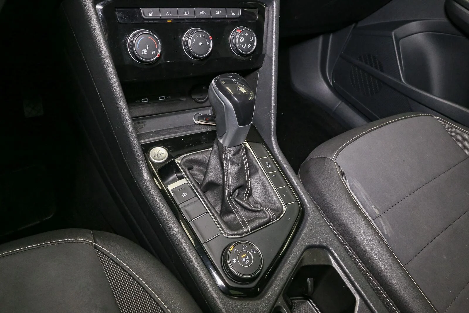 Used 2023 Pure White Volkswagen SE image 33