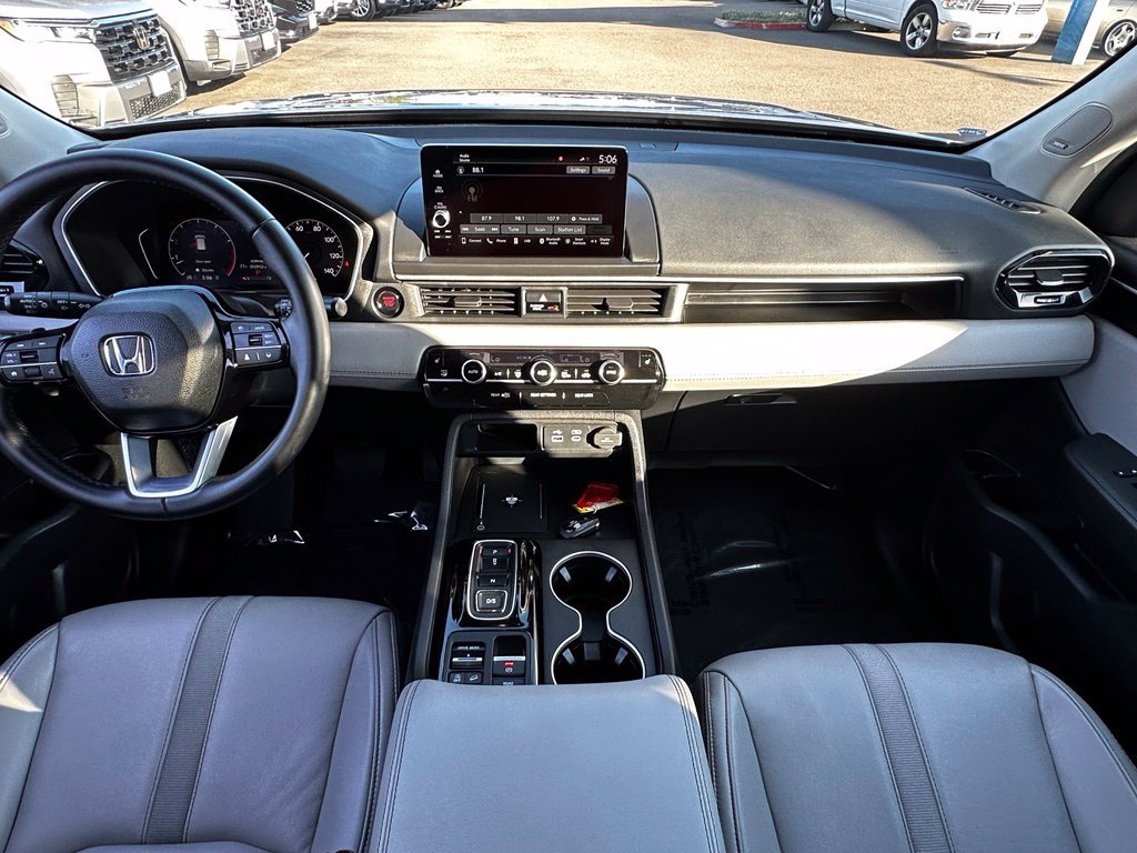 Used 2025 Lunar Silver Metallic Honda Touring image 21