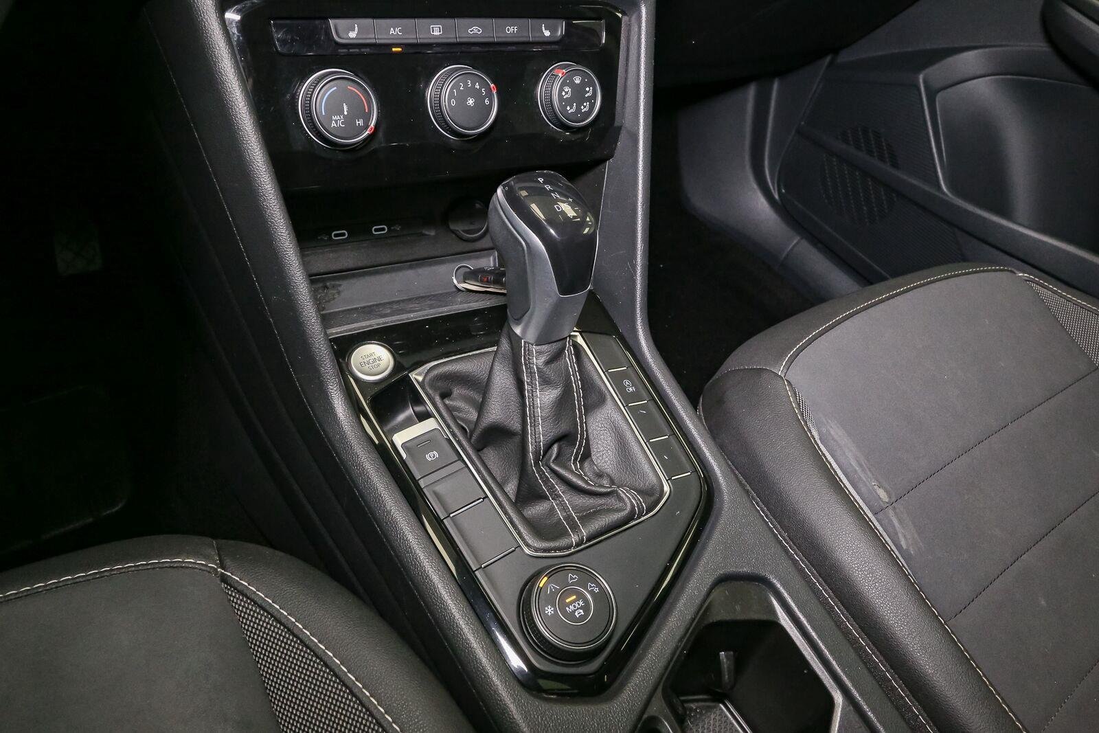 Used 2023 Pure White Volkswagen SE image 33