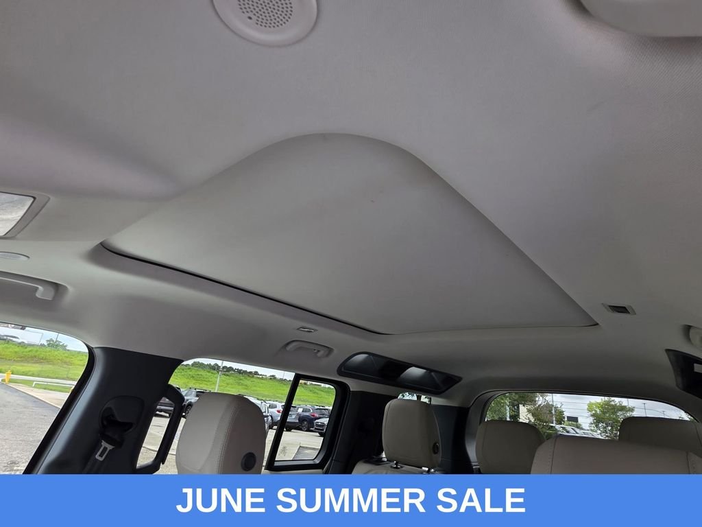Used 2023 Green Land Rover SE image 9