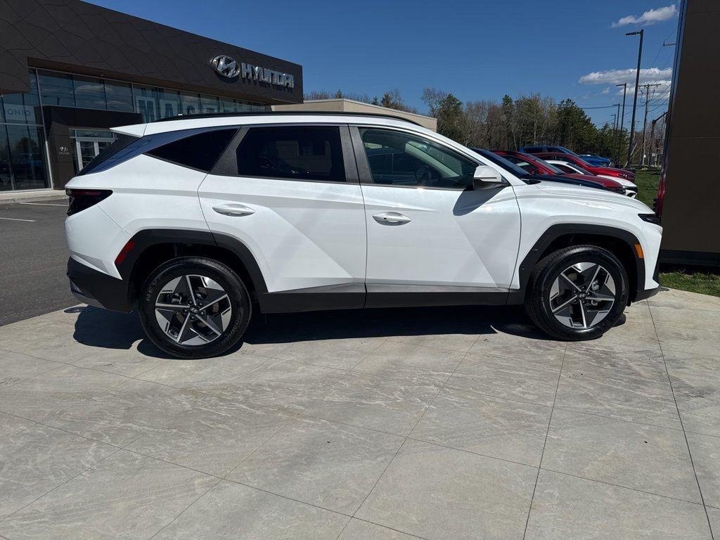 New 2026 White Hyundai SEL FWD image 9