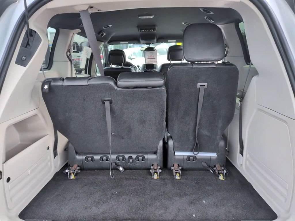 Used 2018 White Dodge SXT image 7