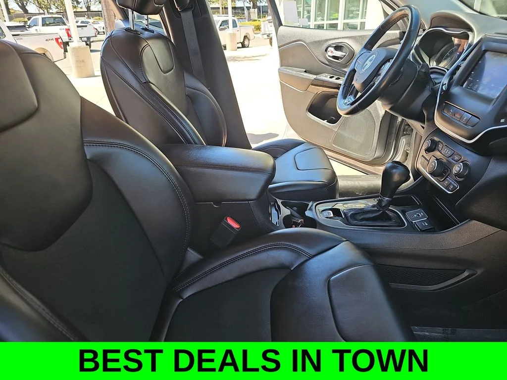 Used 2021 Silver Jeep Latitude Plus image 10