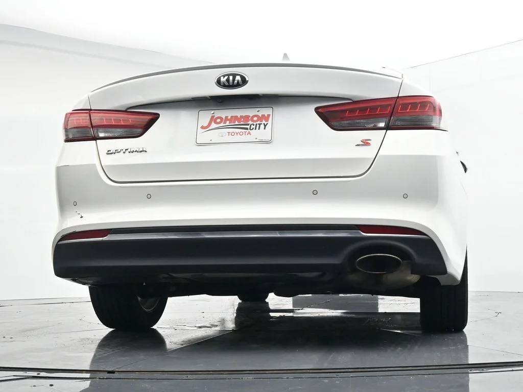 Used 2018 White Kia S image 31
