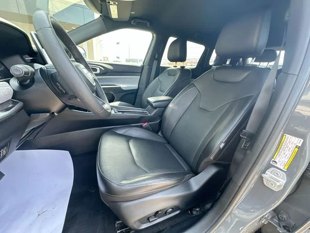 Used 2023 Gray Jeep Latitude Lux image 13